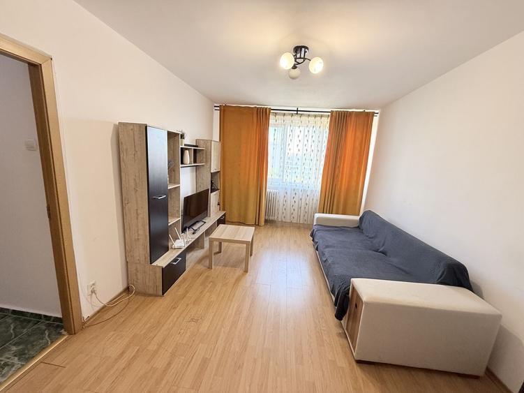 Apartament cu 3 camere semidecomandat, mobilat în Iancului