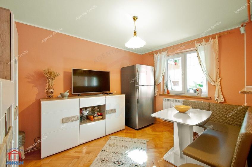 Apartament cu 4 camere semidecomandat, mobilat în Micro 20
