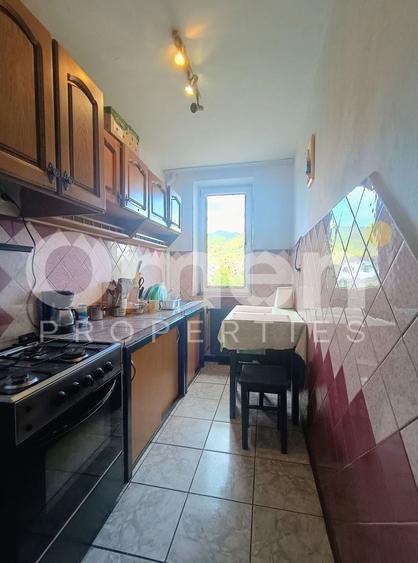 Apartament cu 3 camere semidecomandat, mobilat în Central