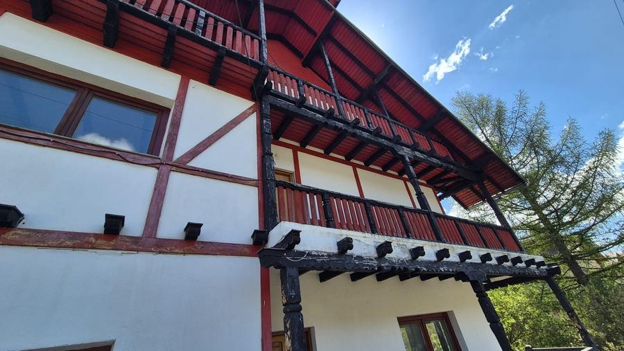 Casă individuală cu 11 camere cu Canalizare în Piatra Arsă