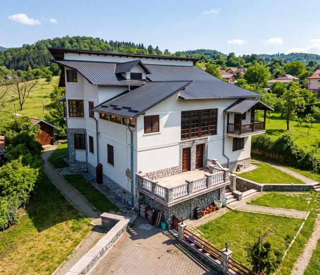 Casă individuală cu 7 camere cu Canalizare în Breaza