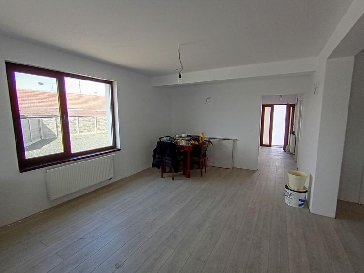 Casă individuală cu 5 camere cu Canalizare în Sânandrei