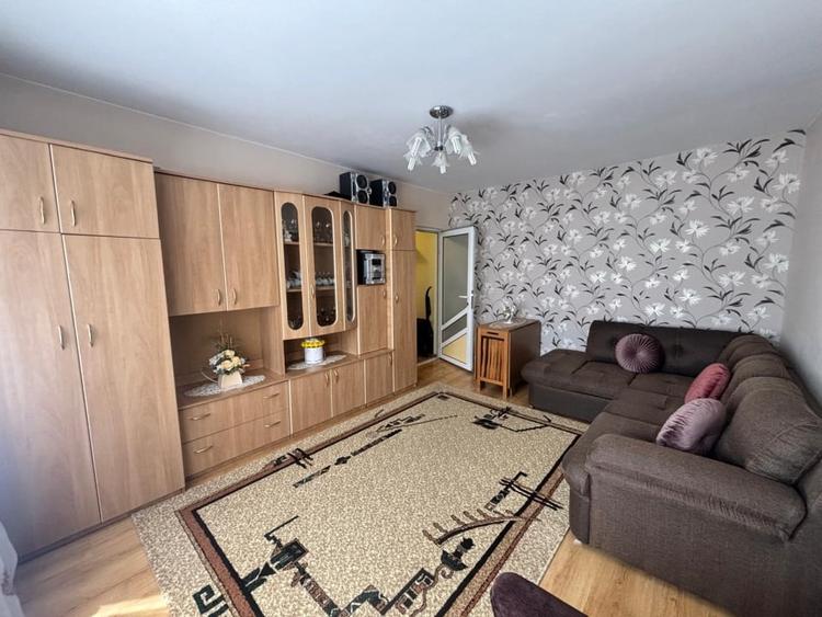 Apartament cu 3 camere semidecomandat, mobilat în Calea Moldovei