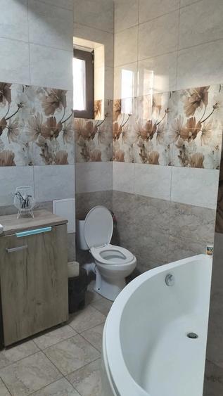 Apartament cu 2 camere decomandat în Lazu