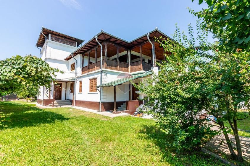 Casă individuală cu 17 camere cu Teren 3425 Mp în Central
