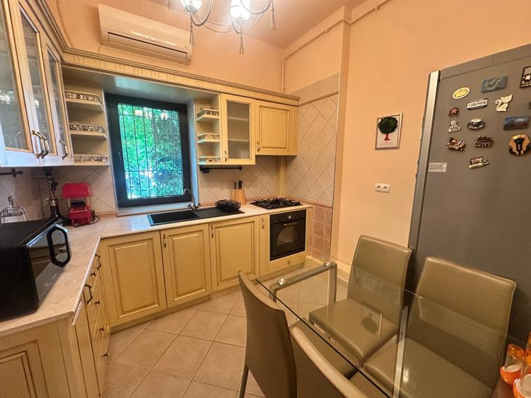 Apartament cu 4 camere semidecomandat în Primăverii