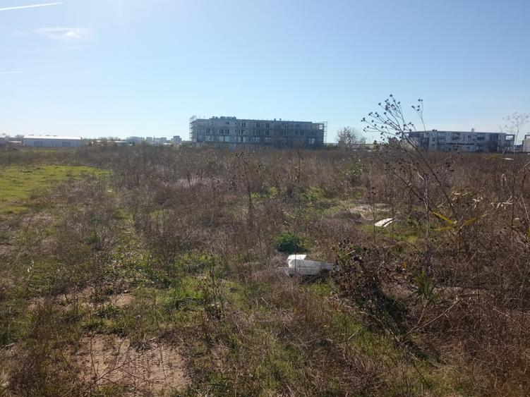 Teren Construcții intravilan de 450 mp, în Est