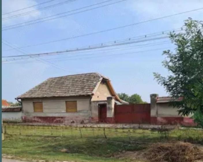 Casă cu 4 camere cu Teren 1800 Mp în Central