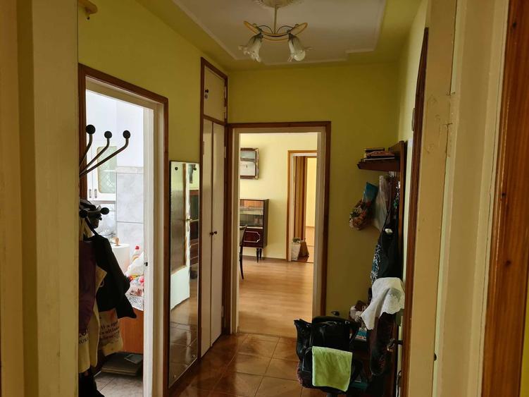 Apartament cu 3 camere semidecomandat în Hipodrom