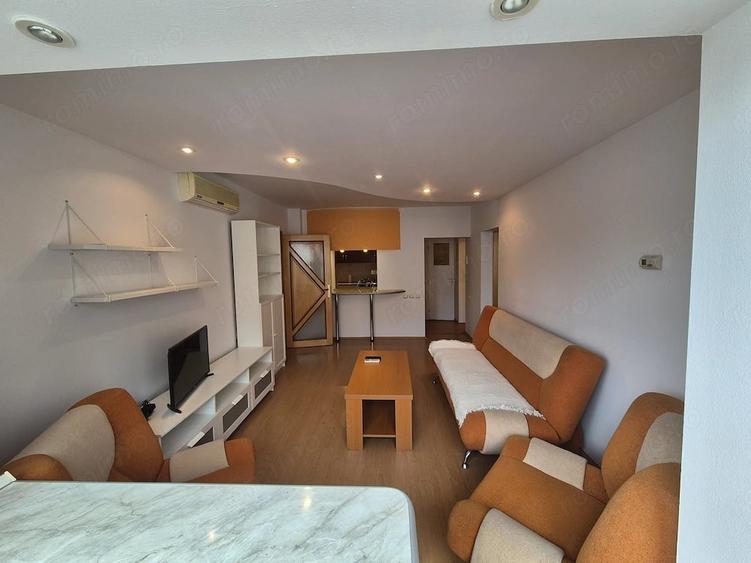 Apartament cu 3 camere semidecomandat în Centrul Civic