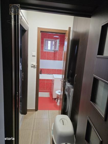 Apartament cu 3 camere semidecomandat, mobilat în Tei