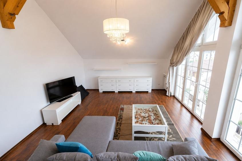 Apartament cu 5 camere decomandat, mobilat în Calea Dumbrăvii