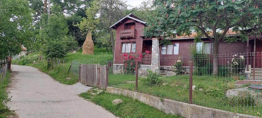 Casă cu 2 camere cu Teren 1745 Mp în Poiana