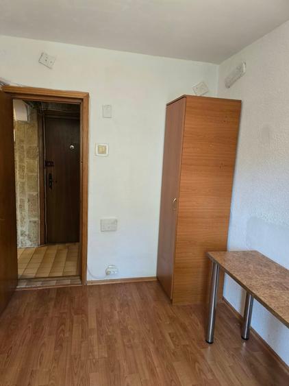 Apartament cu 3 camere semidecomandat în Km 4-5