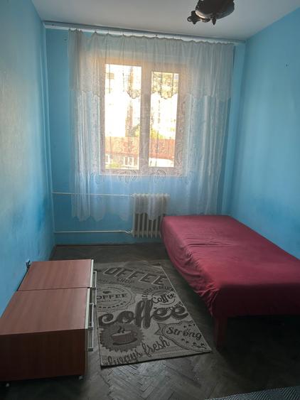 Apartament cu 3 camere semidecomandat în Craiovei