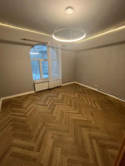 Apartament cu 5 camere decomandat în Peninsula