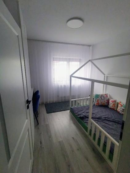 Apartament cu 3 camere semidecomandat, mobilat în Sud