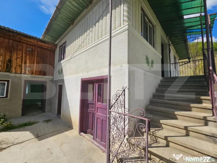 Casă cu 3 camere cu Teren 2800 Mp în Întregalde