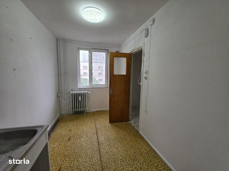 Apartament cu 3 camere semidecomandat în 1 Decembrie 1918