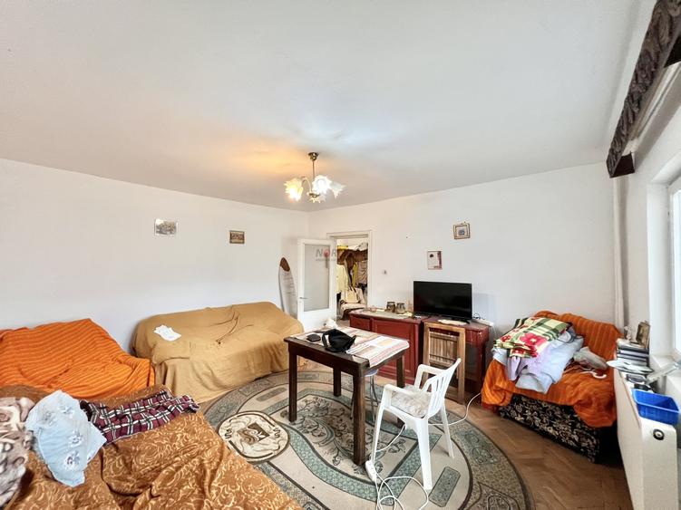 Apartament cu 3 camere decomandat în Pucioasa