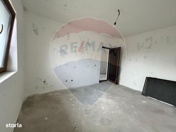 Casă cu 4 camere decomandat în Boteni