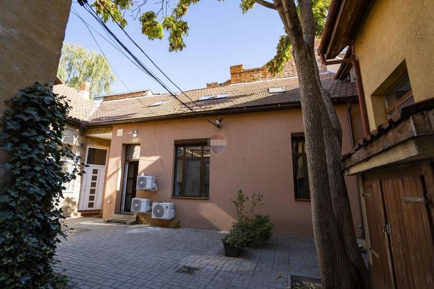 Apartament cu 4 camere decomandat în Central