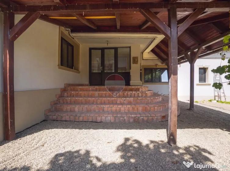 Casă cu 9 camere cu Teren 450 Mp în Cristian