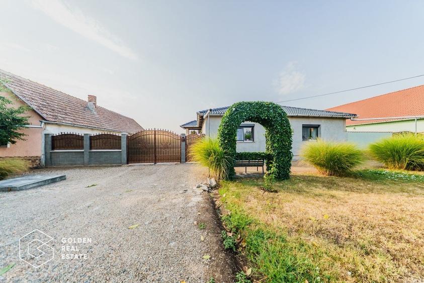 Casă individuală cu 5 camere cu Canalizare în Felnac
