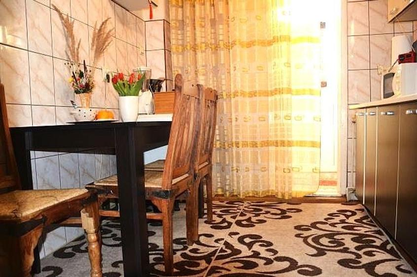 Apartament cu 3 camere decomandat în Micro 4
