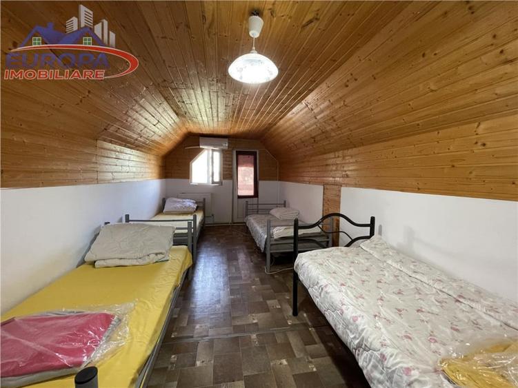 Casă cu 10 camere cu Teren 300 Mp în Dallas
