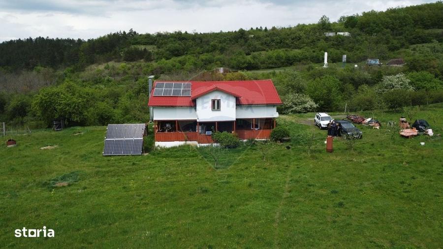 Casă cu 4 camere în Topa Mică