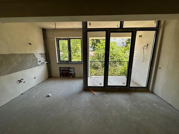 Apartament cu 3 camere semidecomandat în Ștefan cel Mare