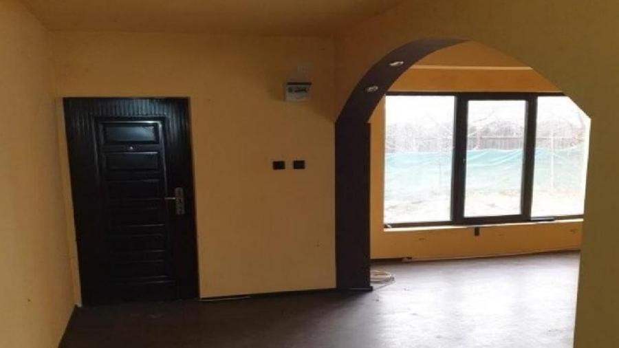 Casă individuală cu 4 camere cu Teren 400 Mp în Letea Veche