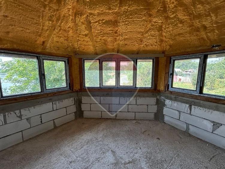 Casă individuală cu 7 camere cu Teren 800 Mp în Măineasca