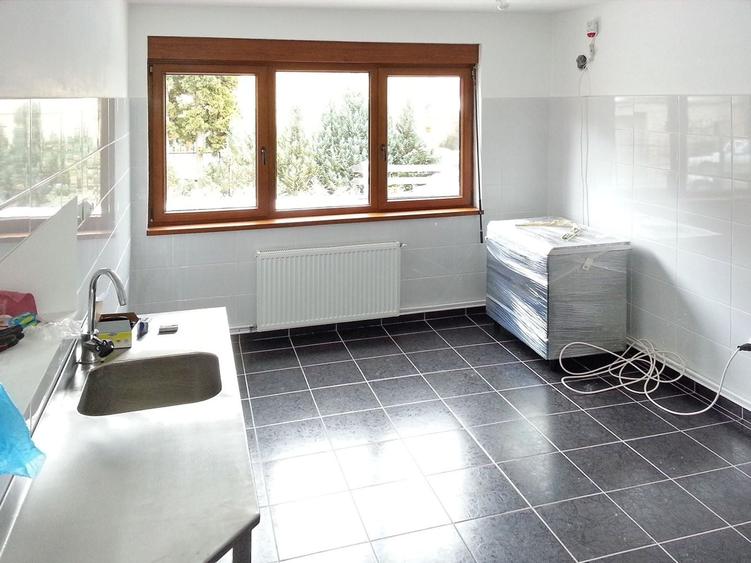 Casă individuală cu 7 camere cu Canalizare în Schei