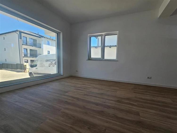 Duplex cu 4 camere cu Canalizare în Ipotești