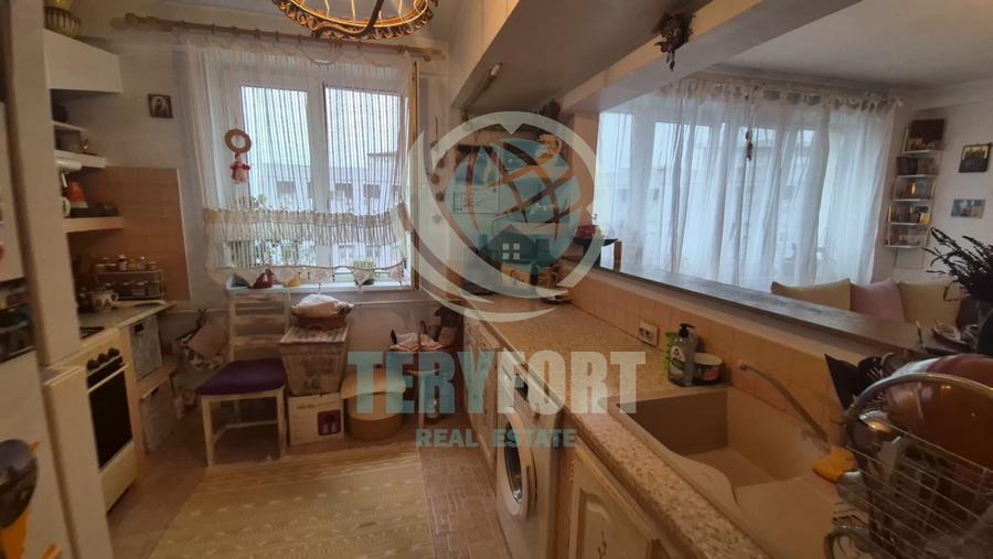 Apartament cu 3 camere semidecomandat, mobilat în Ștefan cel Mare