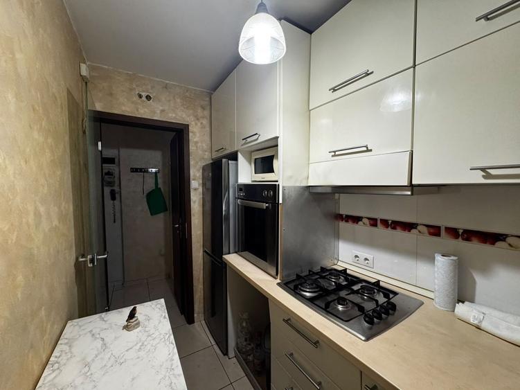 Apartament cu 3 camere semidecomandat, mobilat în Regina Elisabeta
