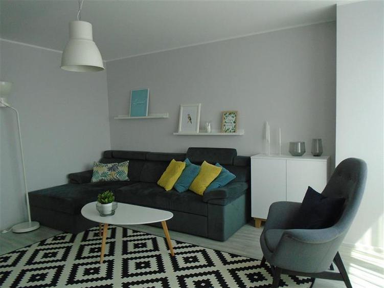 Apartament cu 3 camere decomandat, mobilat în Polivalentă