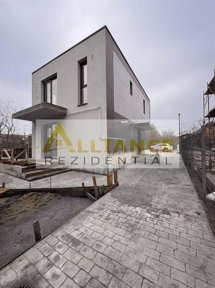 Casă individuală cu 3 camere decomandat cu Canalizare în Central