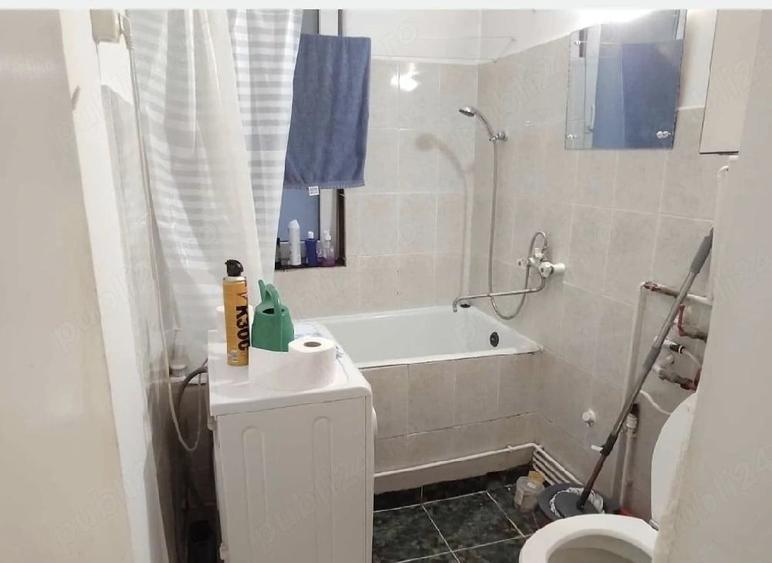 Apartament cu 3 camere decomandat în Cornișa