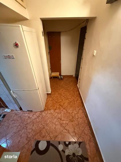 Apartament cu 4 camere semidecomandat în Rovine