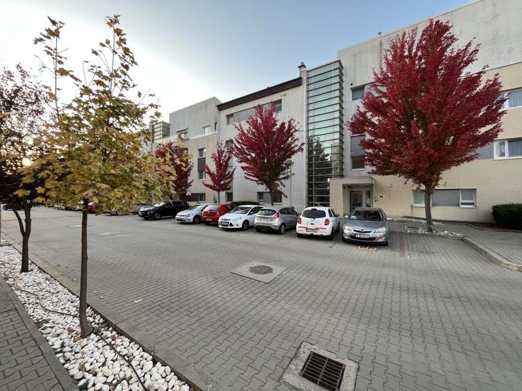Apartament cu 3 camere decomandat, mobilat în Băneasa