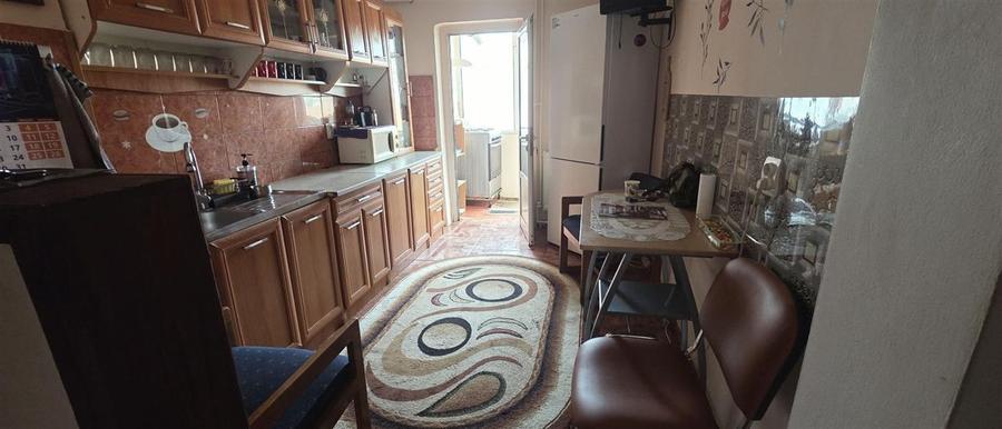 Apartament cu 3 camere decomandat, mobilat în Centru Civic