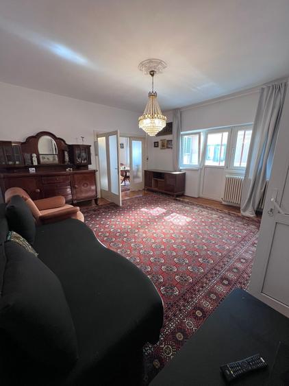 Apartament cu 6 camere decomandat în Universitate