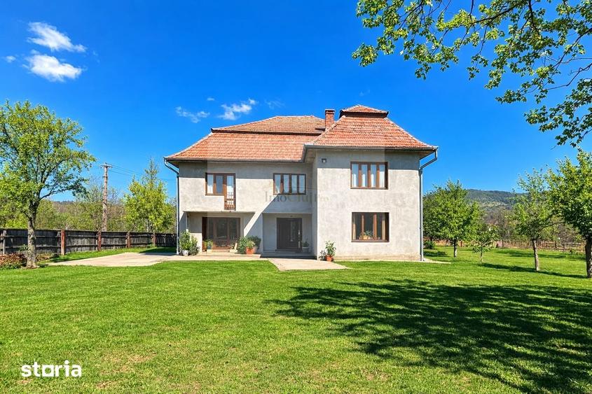 Casă cu 8 camere cu Teren 4815 Mp în Luna