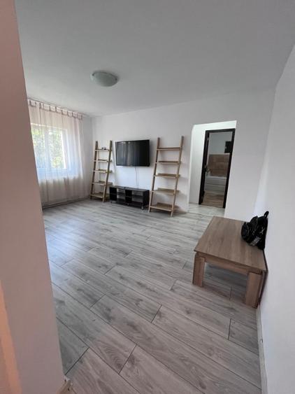 Apartament cu 2 camere semidecomandat, mobilat în Est