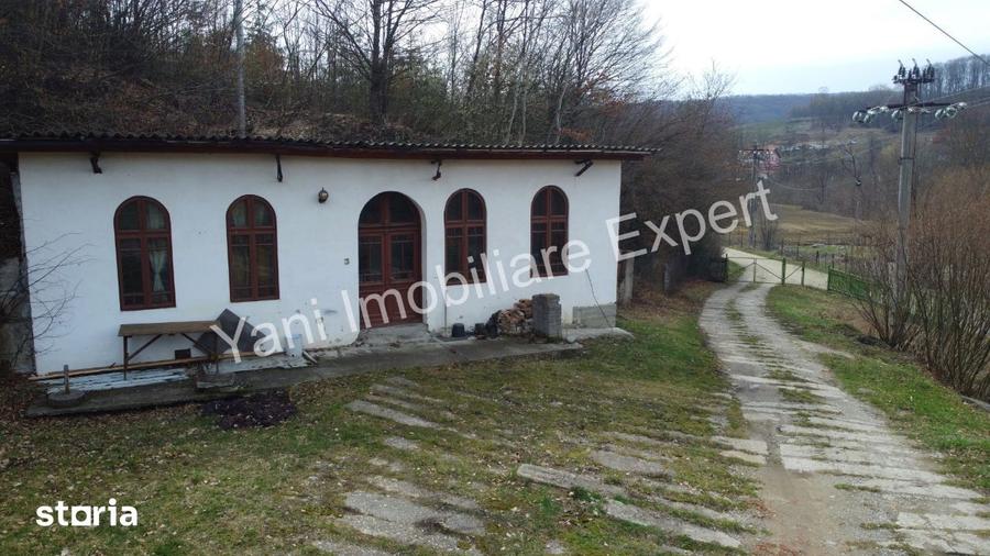Casă cu 5 camere cu Teren 8000 Mp în Curtea de Argeș