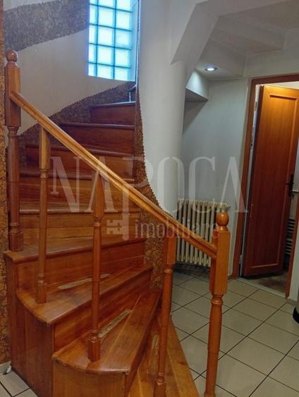 Casă individuală cu 8 camere cu Canalizare în Central