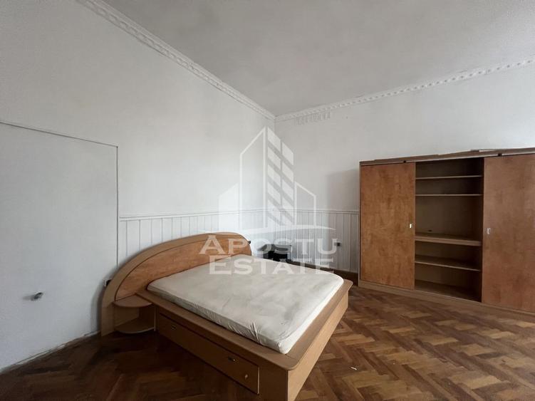 Apartament cu 3 camere semidecomandat în P-ța Maria